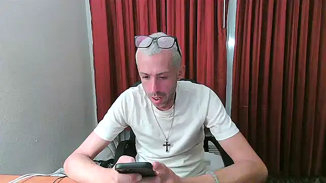 Snapshot of smokenstrokex chatting on 11/08/25, 01:17 smokenstrokex online show from 11/08/25, 01:17