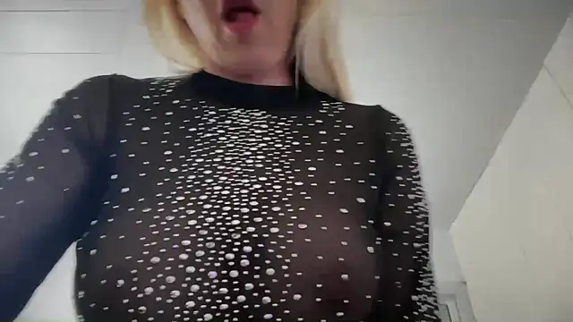 Snapshot of Reyna63 chatting on 11/04/25, 07:02 Reyna63 online show from 11/04/25, 07:02