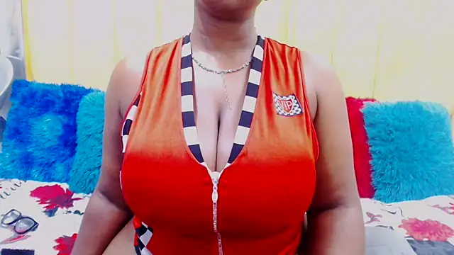 Snapshot of Bustydiva88 chatting on 12/15/24, 05:31 Bustydiva88 online show from 12/15/24, 05:31