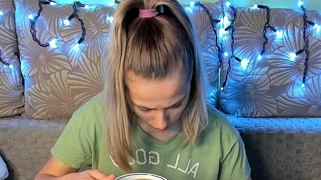 MaggieCake online show from 12/14/25, 01:22