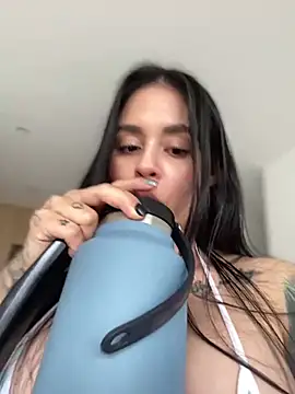 Snapshot of LaraHenao chatting on 01/30/25, 12:59 LaraHenao online show from 01/30/25, 12:59