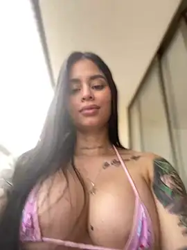 Snapshot of LaraHenao chatting on 02/10/25, 01:22 LaraHenao online show from 02/10/25, 01:22