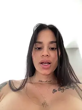 Snapshot of LaraHenao chatting on 02/11/25, 04:13 LaraHenao online show from 02/11/25, 04:13