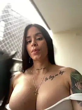 Snapshot of LaraHenao chatting on 02/12/25, 01:06 LaraHenao online show from 02/12/25, 01:06