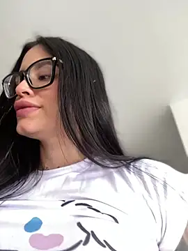 Snapshot of LaraHenao chatting on 03/04/25, 01:06 LaraHenao online show from 03/04/25, 01:06