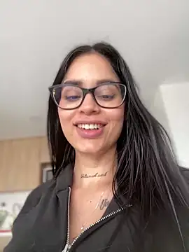 Snapshot of LaraHenao chatting on 03/05/25, 04:13 LaraHenao online show from 03/05/25, 04:13