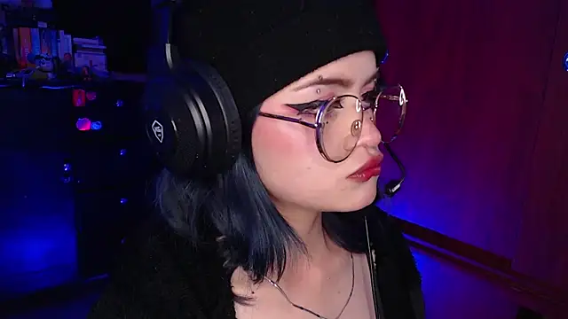 Snapshot of Raventh_ chatting on 12/18/25, 01:44 Raventh online show from 12/18/25, 01:44