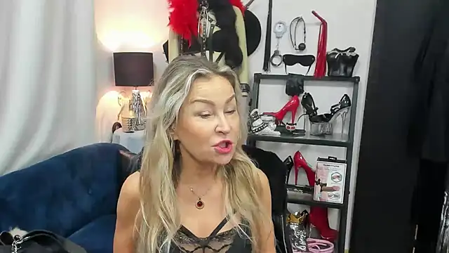 Snapshot of crystaLUX chatting on 11/04/25, 05:28 crystaLUX online show from 11/04/25, 05:28