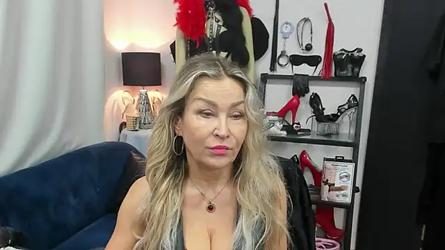 Snapshot of crystaLUX chatting on 11/13/25, 05:28 crystaLUX online show from 11/13/25, 05:28