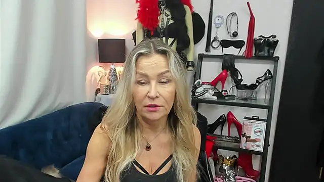 Snapshot of crystaLUX chatting on 11/17/25, 06:19 crystaLUX online show from 11/17/25, 06:19