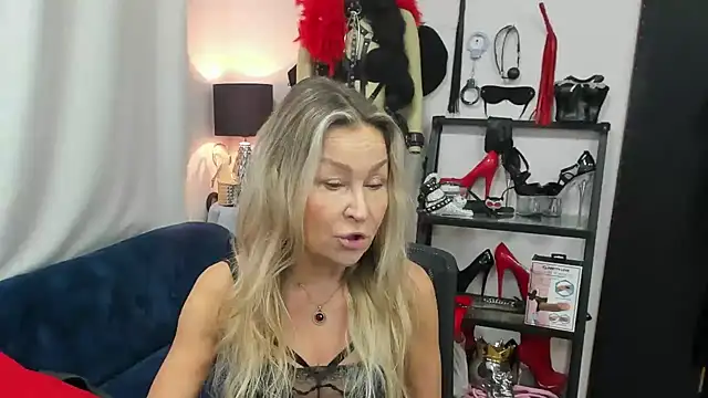 Snapshot of crystaLUX chatting on 11/18/25, 05:23 crystaLUX online show from 11/18/25, 05:23