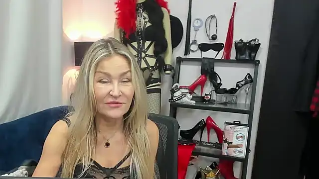 Snapshot of crystaLUX chatting on 11/25/25, 06:02 crystaLUX online show from 11/25/25, 06:02