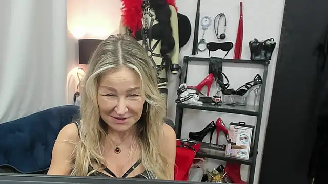 Snapshot of crystaLUX chatting on 11/28/25, 06:16 crystaLUX online show from 11/28/25, 06:16