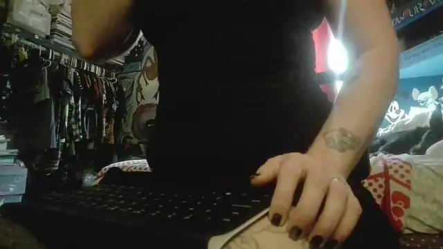 DixonCider4202 online show from 10/04/25, 05:44