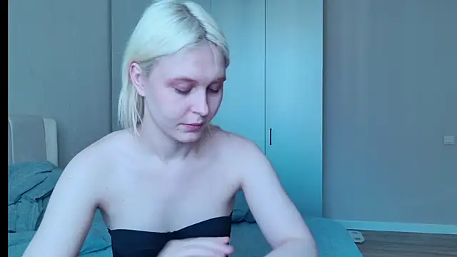 Snapshot of Evelyn_rabbit chatting on 09/19/25, 05:20 Evelyn rabbit online show from 09/19/25, 05:20