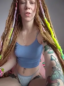 Snapshot of LucidLucy chatting on 12/14/25, 01:27 LucidLucy online show from 12/14/25, 01:27