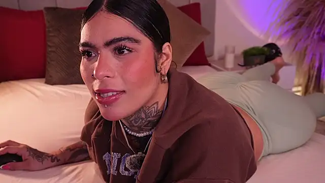 Snapshot of curvyliciousss chatting on 09/29/25, 04:34 curvyliciousss online show from 09/29/25, 04:34