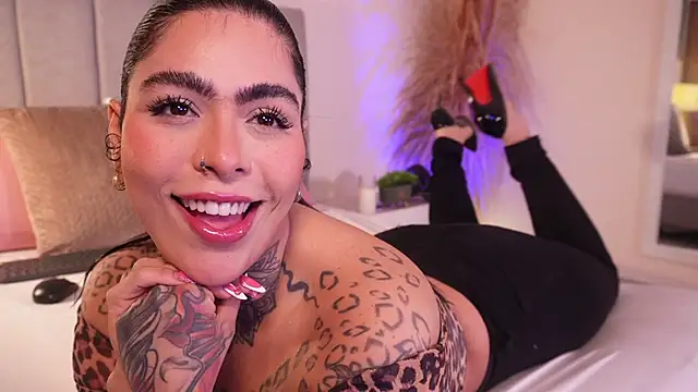 Snapshot of curvyliciousss chatting on 10/11/25, 04:49 curvyliciousss online show from 10/11/25, 04:49