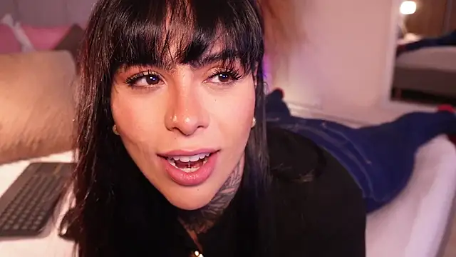 Snapshot of curvyliciousss chatting on 10/21/25, 04:19 curvyliciousss online show from 10/21/25, 04:19