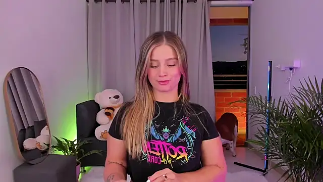 roxie gates  online show from 12/10/24, 11:08