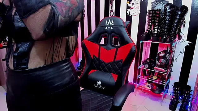 Snapshot of Mistress_Yelena chatting on 02/18/25, 10:36 Mistress Yelena online show from 02/18/25, 10:36