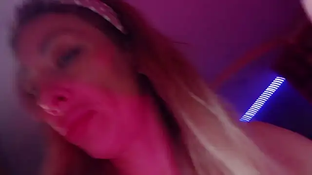 Snapshot of AnnieGOld_ chatting on 09/13/25, 10:53 AnnieGOld online show from 09/13/25, 10:53