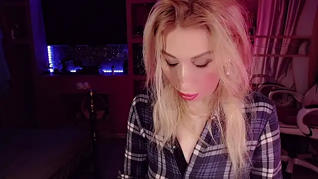 Snapshot of AnnieGOld_ chatting on 09/16/25, 07:59 AnnieGOld online show from 09/16/25, 07:59