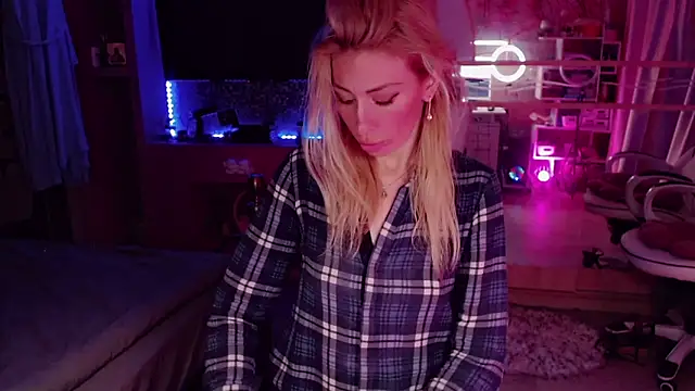 Snapshot of AnnieGOld_ chatting on 09/19/25, 01:18 AnnieGOld online show from 09/19/25, 01:18