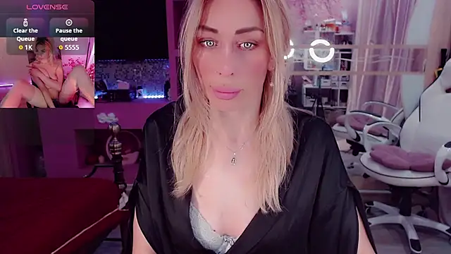 Snapshot of AnnieGOld_ chatting on 10/11/25, 11:14 AnnieGOld online show from 10/11/25, 11:14