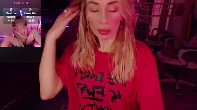 Snapshot of AnnieGOld_ chatting on 10/17/25, 11:40 AnnieGOld online show from 10/17/25, 11:40