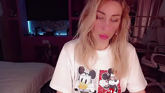 Snapshot of AnnieGOld_ chatting on 10/26/25, 11:42 AnnieGOld online show from 10/26/25, 11:42