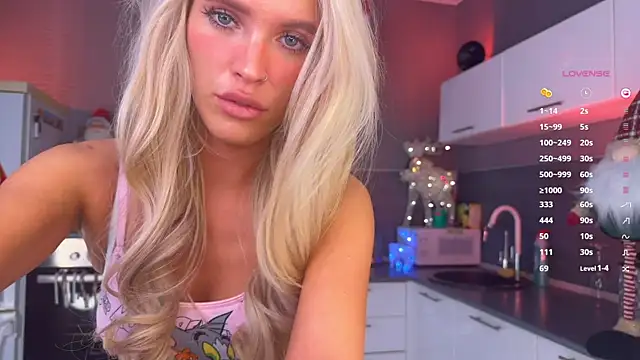 Snapshot of mikkixmeow chatting on 12/27/24, 10:34 mikkixmeow online show from 12/27/24, 10:34