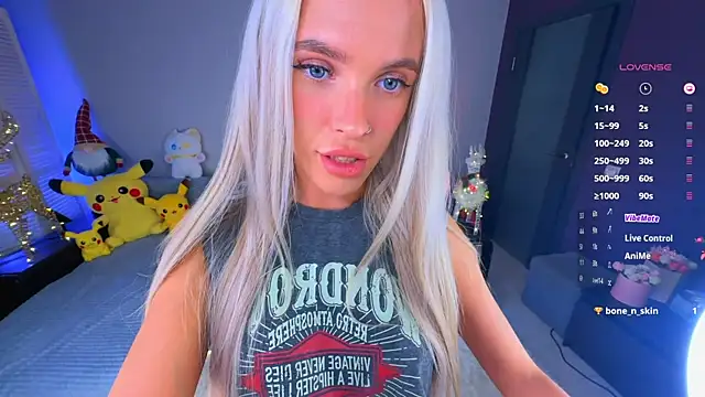 Snapshot of mikkixmeow chatting on 01/05/25, 10:32 mikkixmeow online show from 01/05/25, 10:32