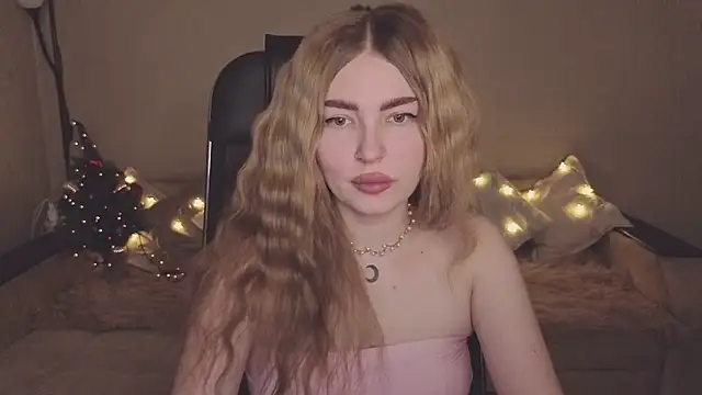 Snapshot of ViolettaLopez chatting on 12/19/25, 12:23 ViolettaLopez online show from 12/19/25, 12:23