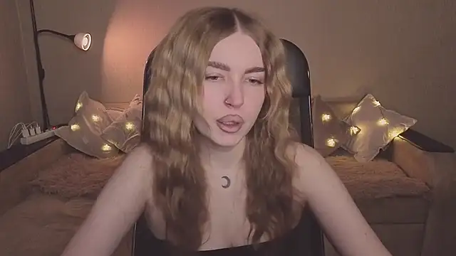 Snapshot of ViolettaLopez chatting on 02/18/26, 02:35 ViolettaLopez online show from 02/18/26, 02:35
