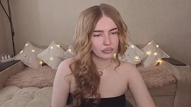 Snapshot of ViolettaLopez chatting on 03/14/26, 12:32 ViolettaLopez online show from 03/14/26, 12:32