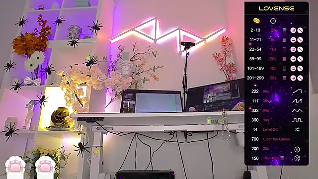 Snapshot of Elena-Marilyn chatting on 10/29/25, 08:32 Elena-Marilyn online show from 10/29/25, 08:32