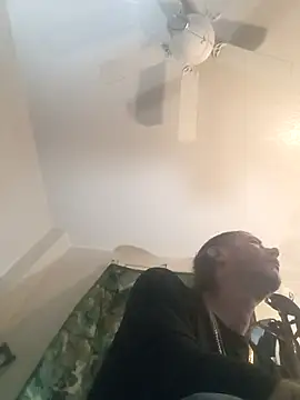 Snapshot of thefire420 chatting on 10/26/25, 11:05 thefire420 online show from 10/26/25, 11:05