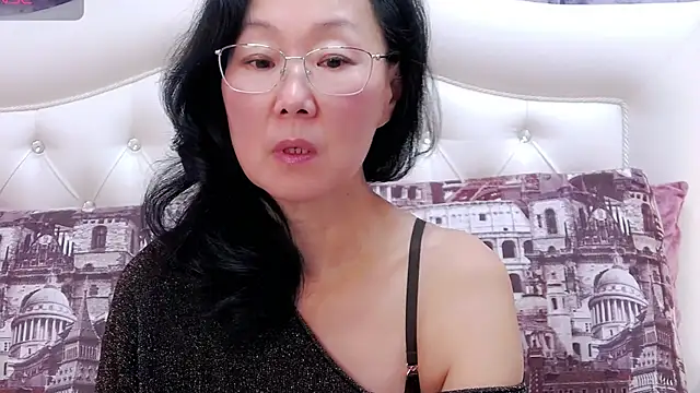 Snapshot of Asian_legs chatting on 12/21/25, 11:39 Asian legs online show from 12/21/25, 11:39