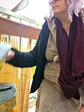 Snapshot of germanwoman01 chatting on 10/19/25, 09:54 germanwoman01 online show from 10/19/25, 09:54