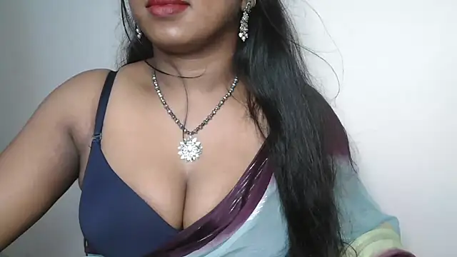 Snapshot of Dhiyapink chatting on 10/27/25, 05:00 Dhiyapink online show from 10/27/25, 05:00