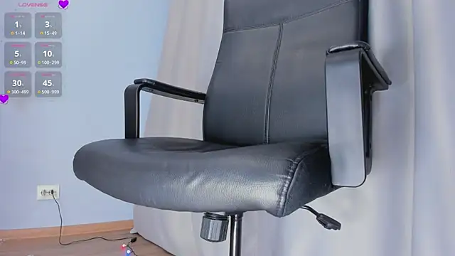 Snapshot of queen_carly chatting on 12/16/24, 04:05 queen carly online show from 12/16/24, 04:05