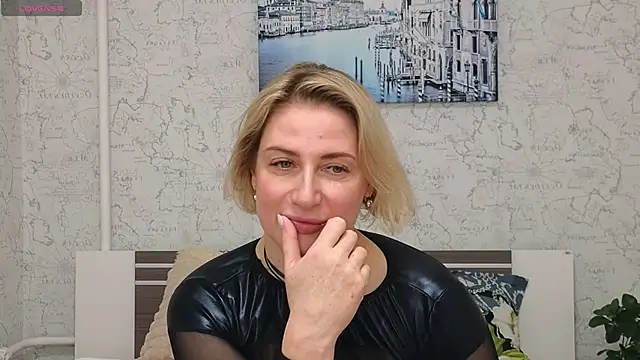 Snapshot of Lady_Murenza chatting on 02/17/25, 10:25 Lady Murenza online show from 02/17/25, 10:25
