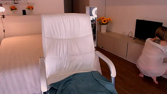 Tilly Eliot online show from 12/04/25, 07:11