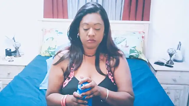 Snapshot of Indianlust69 chatting on 11/06/25, 09:10 Indianlust69 online show from 11/06/25, 09:10