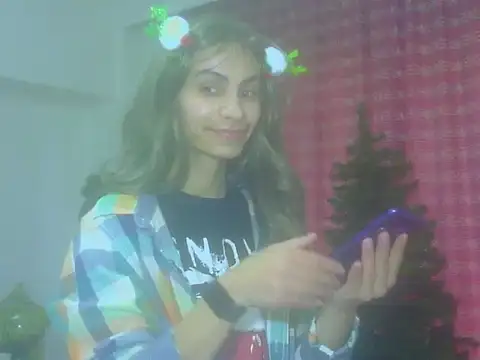 Snapshot of hotSANDRA_STARR chatting on 12/14/25, 12:43 hotSANDRA STARR online show from 12/14/25, 12:43