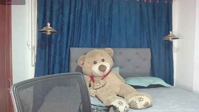 Snapshot of sarah_lovesu chatting on 09/22/25, 08:33 sarah lovesu online show from 09/22/25, 08:33