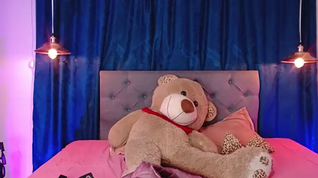 Snapshot of sarah_lovesu chatting on 10/21/25, 03:24 sarah lovesu online show from 10/21/25, 03:24