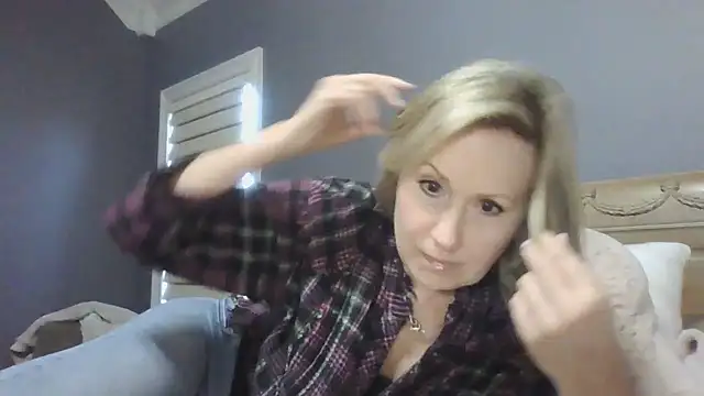 Snapshot of Lisaisluscious chatting on 02/17/25, 09:30 Lisaisluscious online show from 02/17/25, 09:30