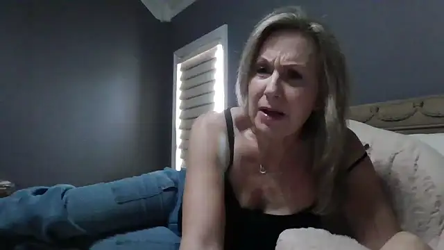 Snapshot of Lisaisluscious chatting on 10/17/25, 02:08 Lisaisluscious online show from 10/17/25, 02:08